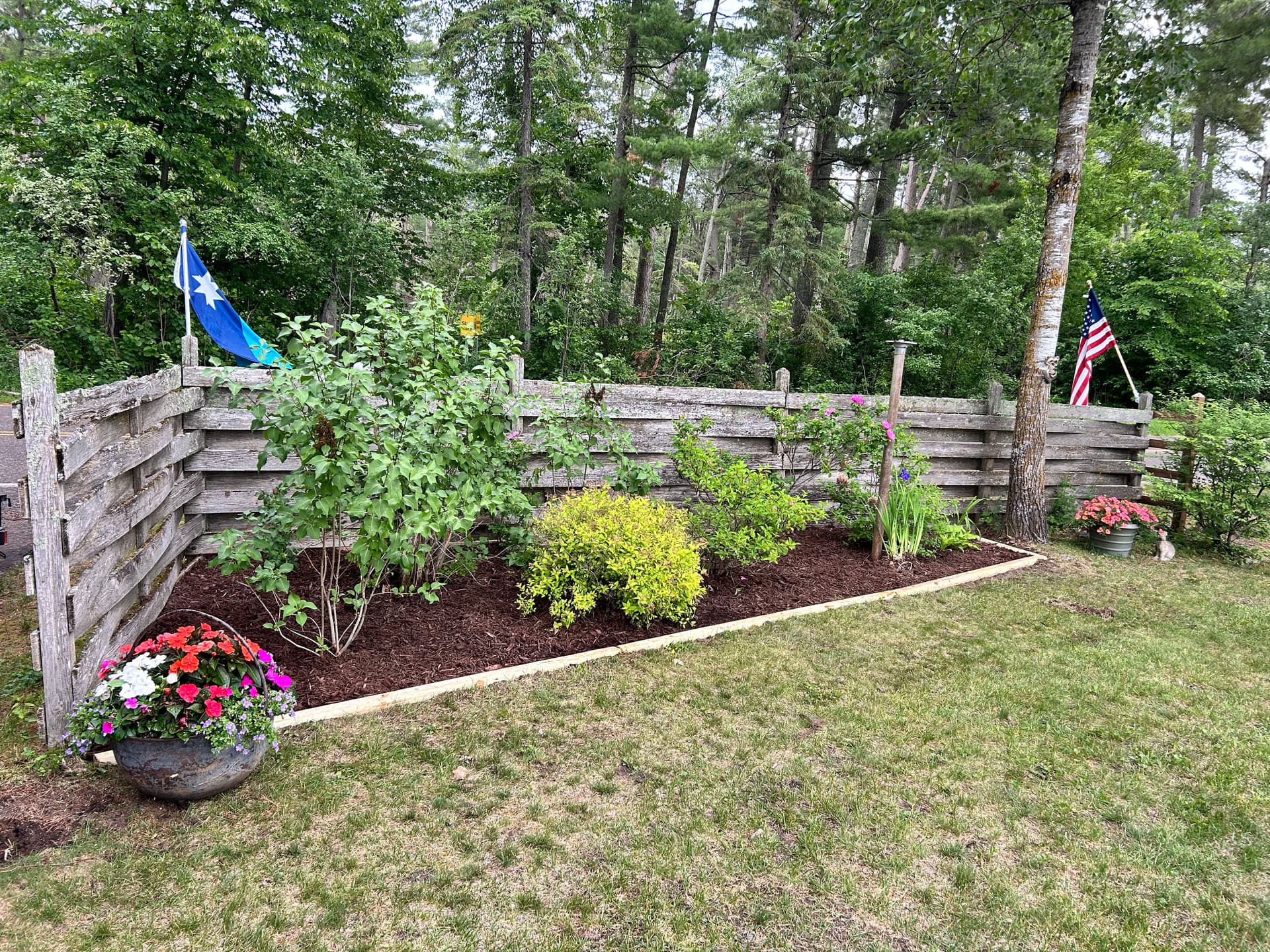 Gallery photos for Mulch, Timber Edging, Pressure Washing and Beach Cleanup for a Lake Property: Image #6